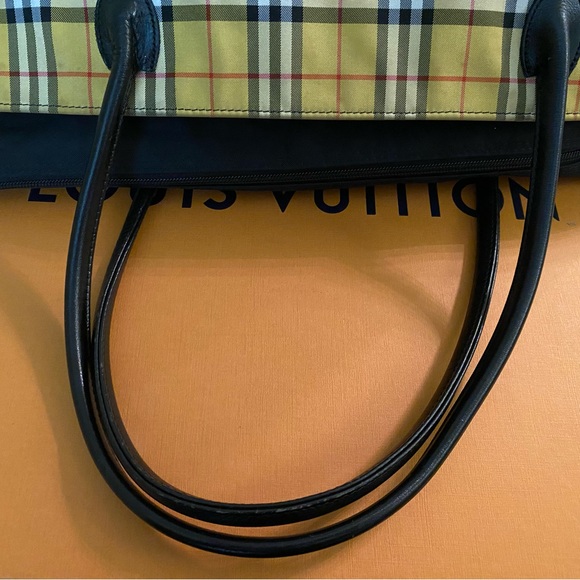 🚨VERY RARE!!!!!🚨BURBERRY’S BLUE LABEL OVERSIZED YELLOW AND BLACK NYLON TOTE🌻 - Picture 6 of 9